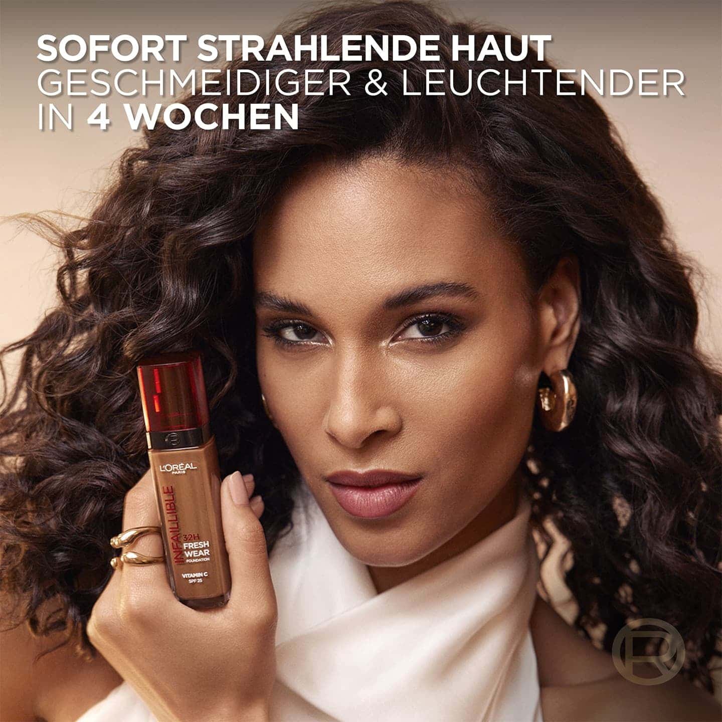 Eine junge Frau mit lockigen Haaren hält das Produkt in iherer Hand
